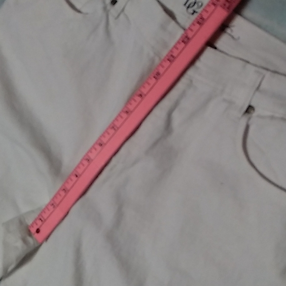 🌷🪻🌺 White DG2 Jeans with distress in knee area.   NWT. 18W - Picture 8 of 17